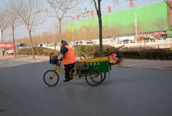 騎三輪車的環(huán)衛(wèi)工人