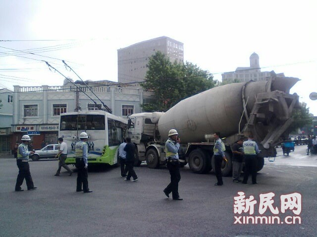 一輛19路電車(chē)在新閘路成都北路路口被一輛水泥<a href=http://www.maosuijiuye.cn/jbc/ target=_blank class=infotextkey>攪拌車(chē)</a>攔腰撞擊，車(chē)毀嚴(yán)重。通訊員 殷佳維 攝