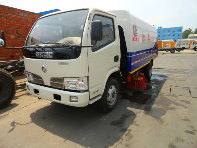  東風(fēng)福瑞卡道路清掃車（<a href=http://www.maosuijiuye.cn/saoluche/ target=_blank class=infotextkey>掃路車</a>）