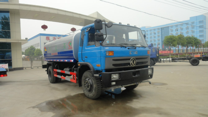 程力廠門 前的東風(fēng)153<a href=http://www.maosuijiuye.cn/ssc target=_blank class=infotextkey>灑水車</a>